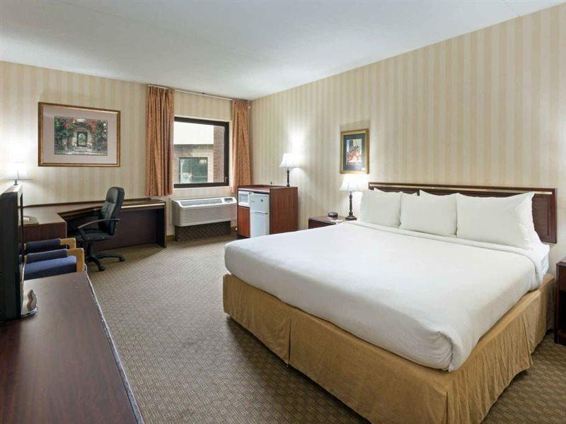 Days Inn & Suites By Wyndham Northwest Indianapolis Exterior photo