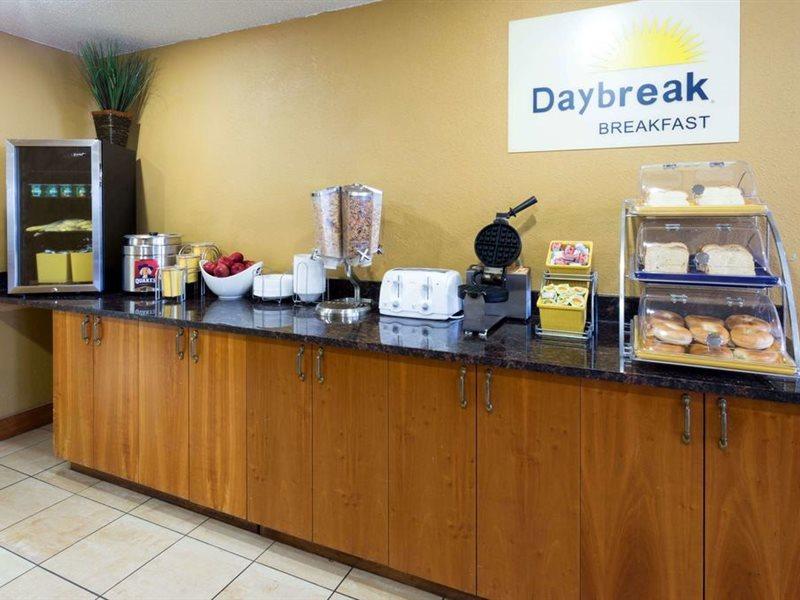 Days Inn & Suites By Wyndham Northwest Indianapolis Exterior photo
