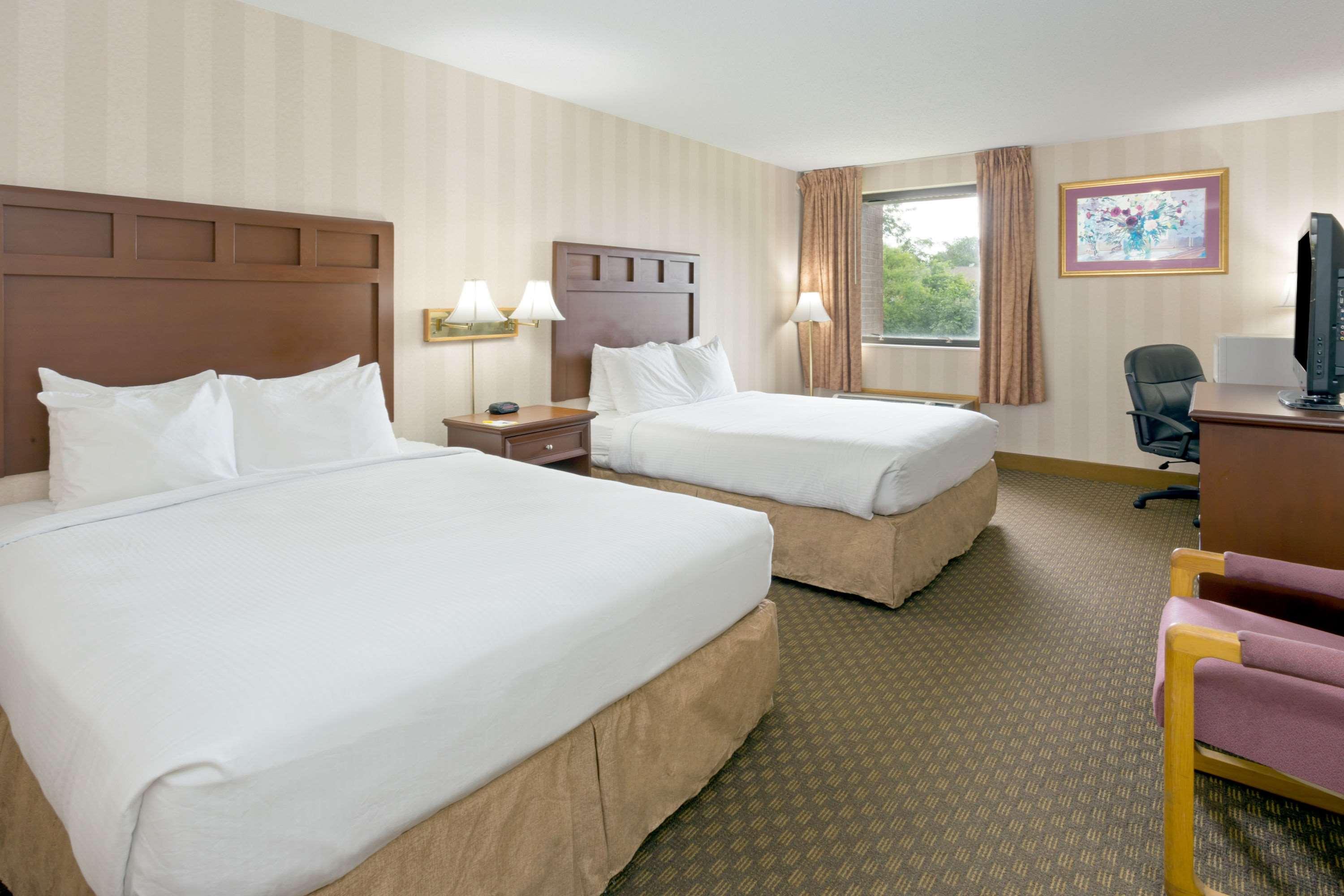 Days Inn & Suites By Wyndham Northwest Indianapolis Exterior photo