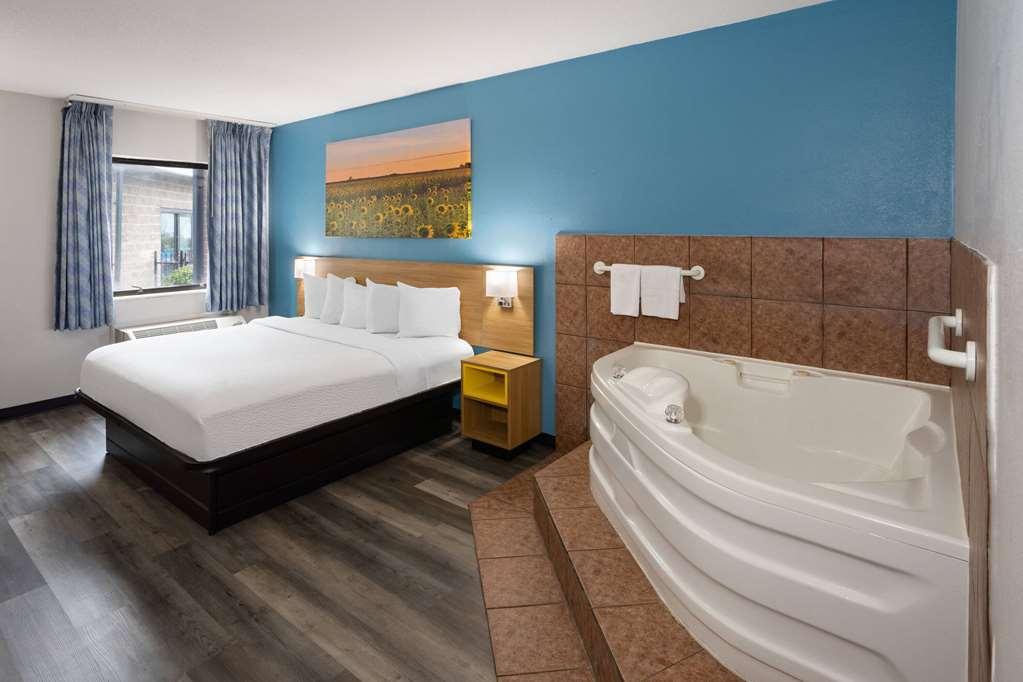 Days Inn & Suites By Wyndham Northwest Indianapolis Room photo