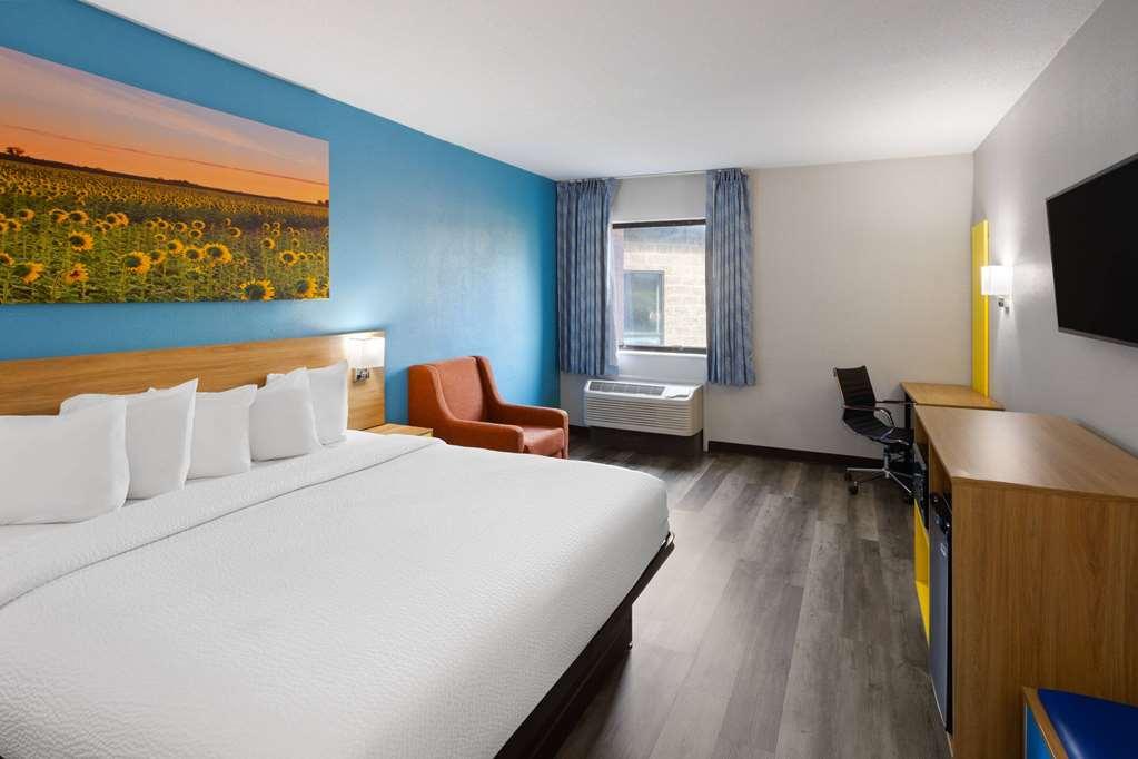 Days Inn & Suites By Wyndham Northwest Indianapolis Room photo