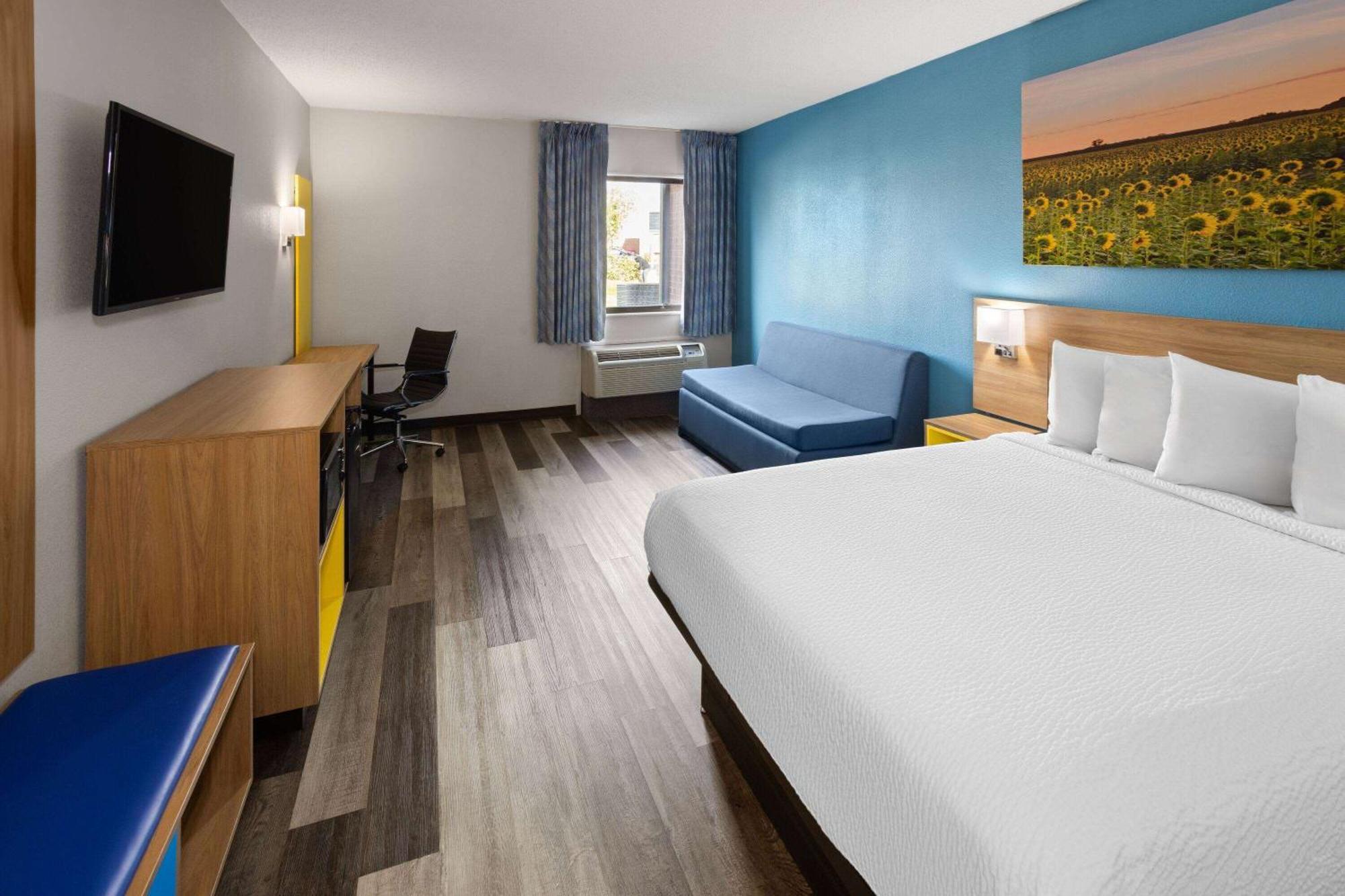Days Inn & Suites By Wyndham Northwest Indianapolis Exterior photo
