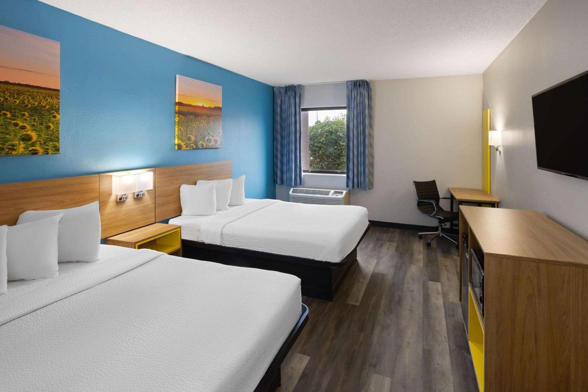 Days Inn & Suites By Wyndham Northwest Indianapolis Exterior photo
