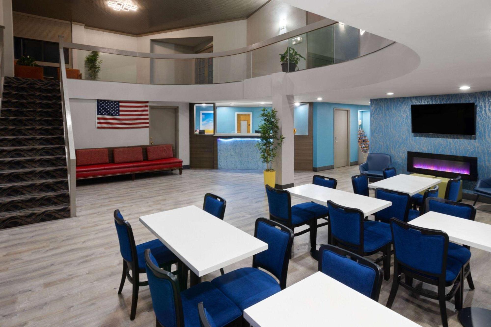 Days Inn & Suites By Wyndham Northwest Indianapolis Exterior photo